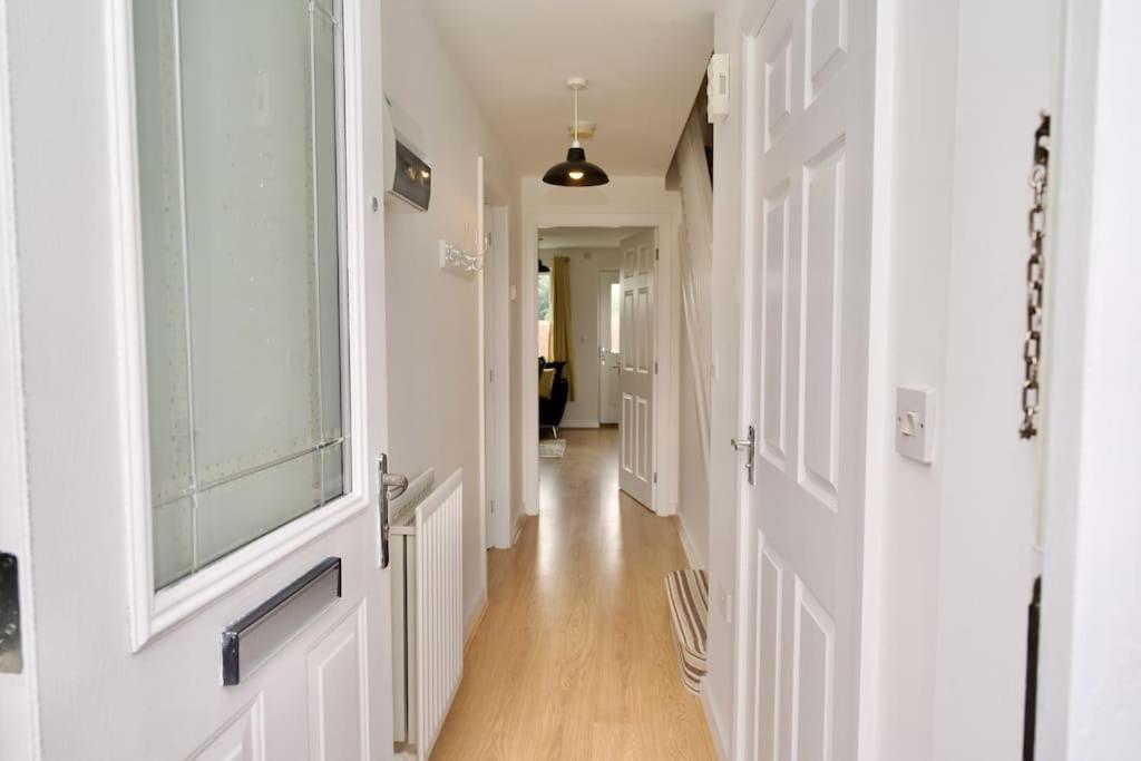 Highley's Nest - Fully Furnished Gem, Free Private Parking, Sky Tv & Netflix *