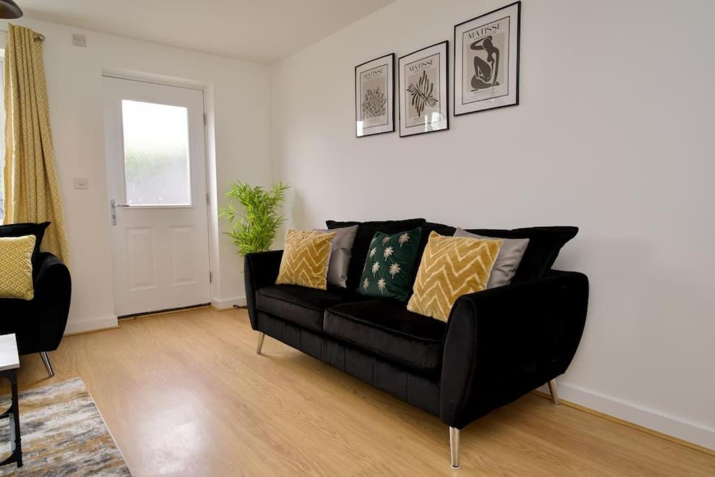 Highley's Nest - Fully Furnished Gem, Free Private Parking, Sky Tv & Netflix *