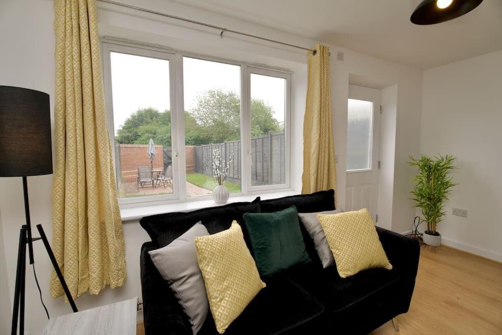 Highley's Nest - Fully Furnished Gem, Free Private Parking, Sky Tv & Netflix Holiday home *