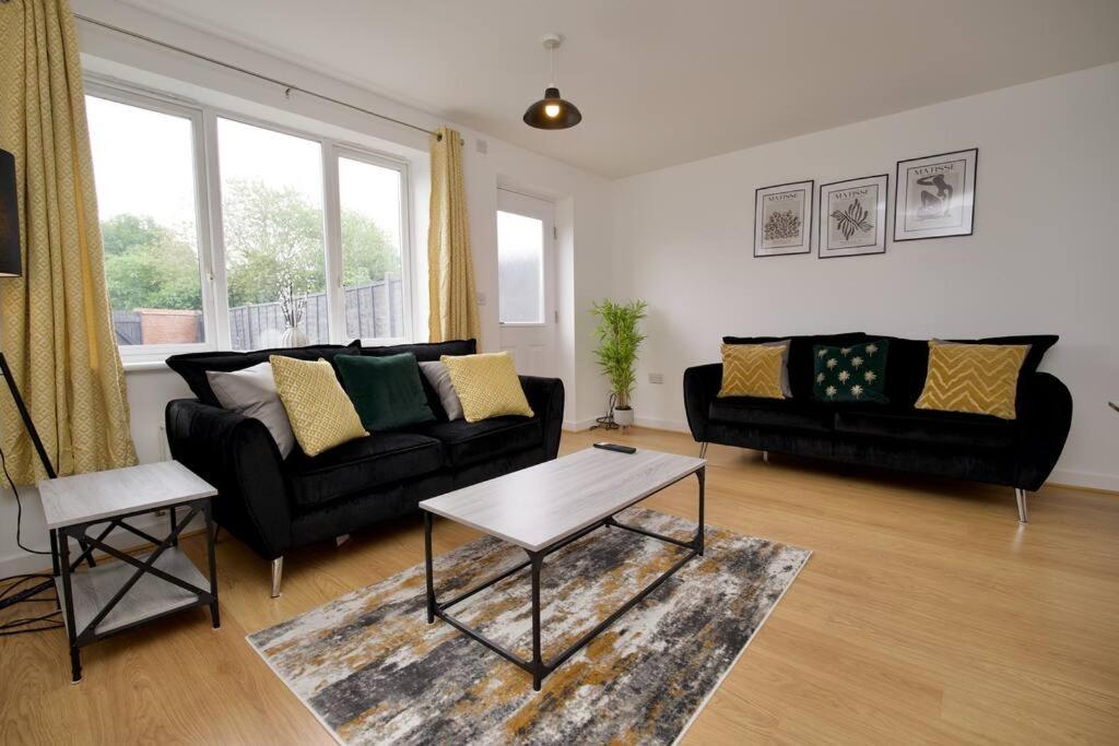 Highley's Nest - Fully Furnished Gem, Free Private Parking, Sky Tv & Netflix