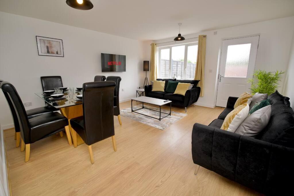 Highley's Nest - Fully Furnished Gem, Free Private Parking, Sky Tv & Netflix Holiday home Coventry