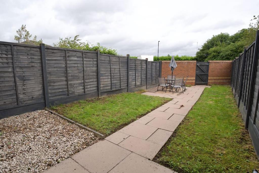Highley's Nest - Fully Furnished Gem, Free Private Parking, Sky Tv & Netflix *